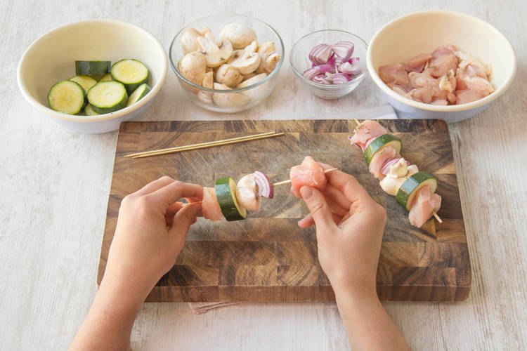 Die Spieße mit den Zutaten bestücken