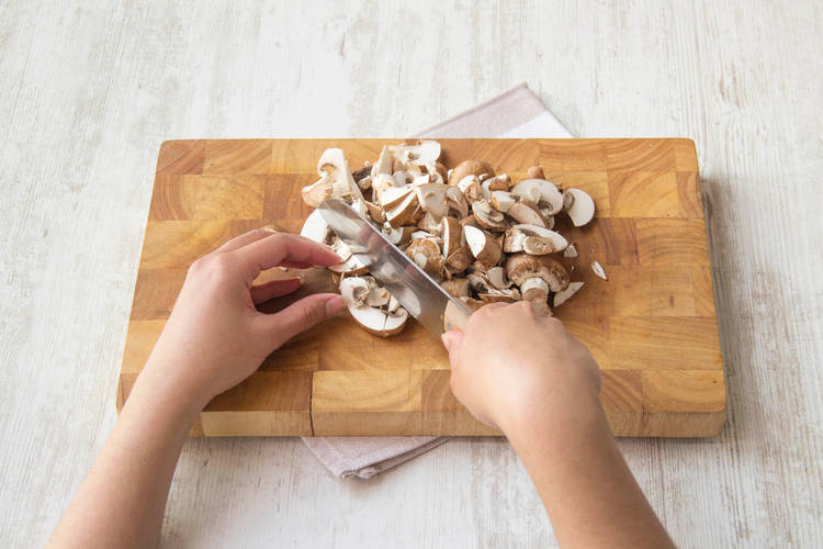 Champignons waschen und schneiden