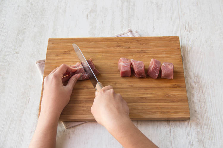 Schweinefilets schneiden