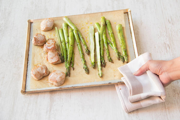 Spargel und Schweinefilets kochen