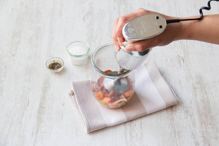 Getrocknete Tomaten zerkleinern