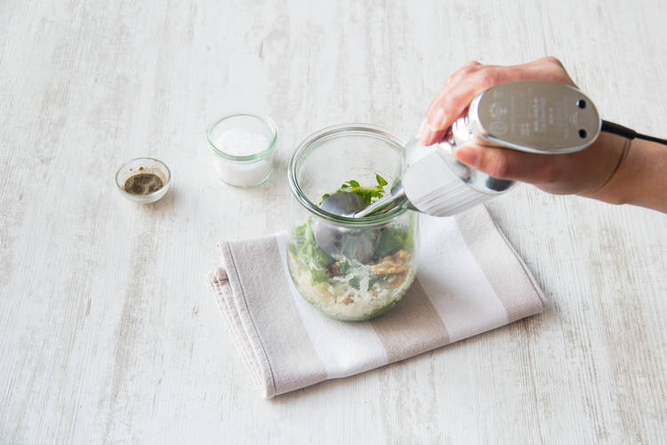 Grünes Pesto zubereiten
