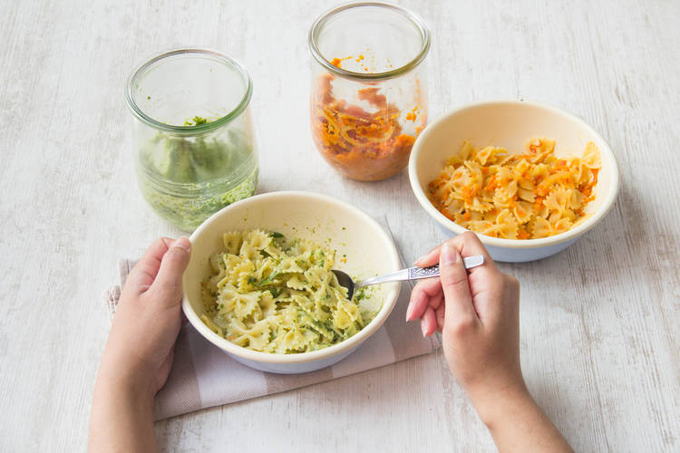 Pasta mit Pesto vermischen