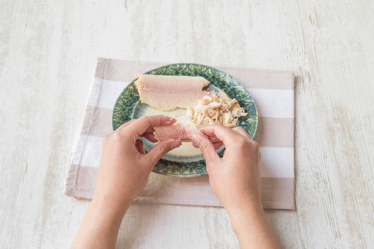 Verdeel de gerookte forel met een vork in kleine stukken
