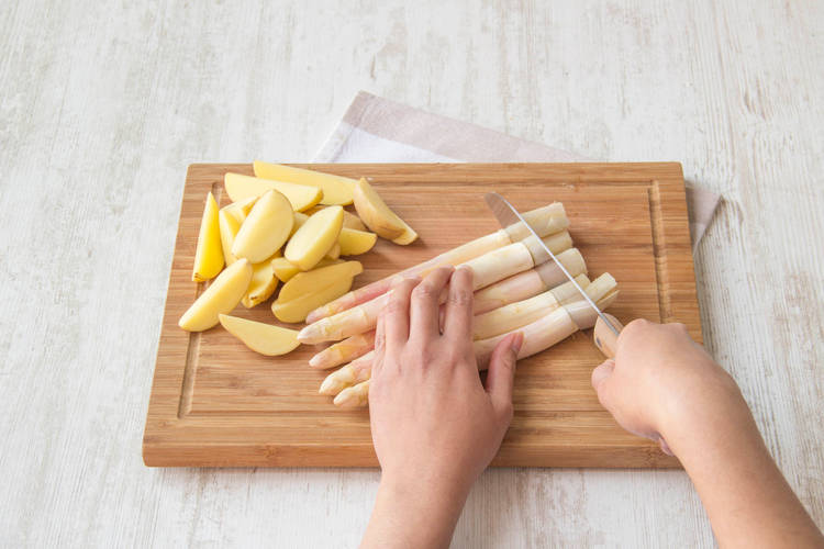 Snijd de onderste 2cm van de asperges