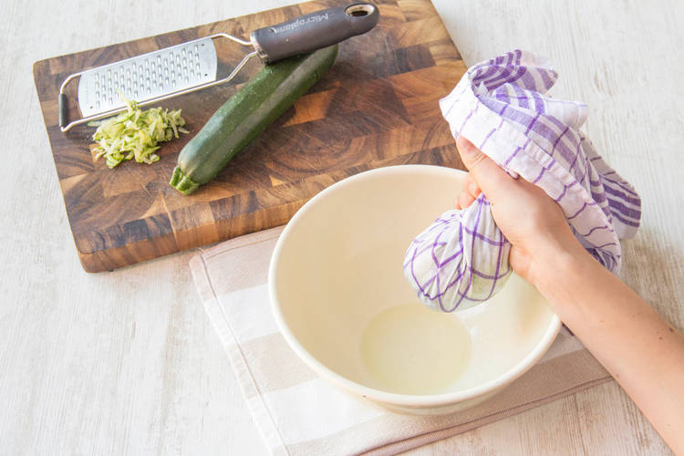 Squeeze the liquid out of the courgette
