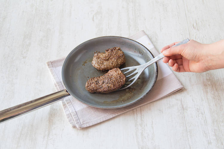 Steaks je Seite braten