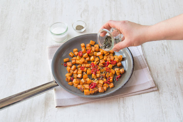 Rosmarin und Chili dazugeben