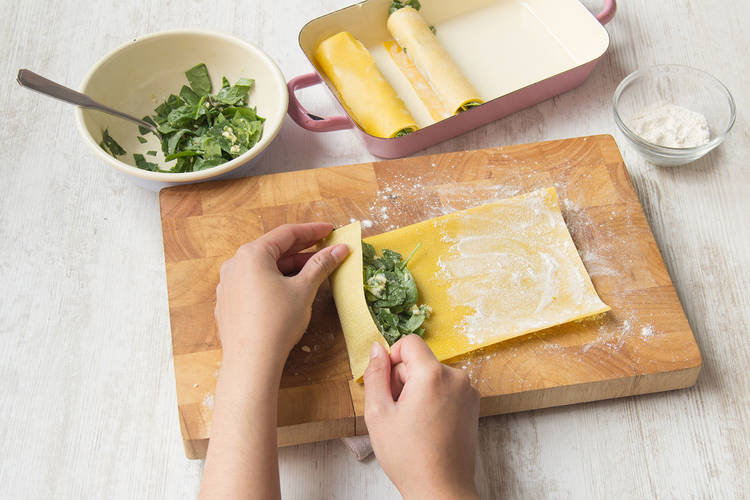 Lasagneblätter wie Cannelloni aufrollen
