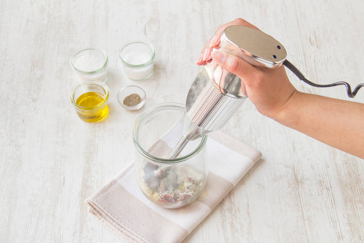 Mandeln mithilfe eines Pürierstabs oder in einem Mixer grob zerkleinern