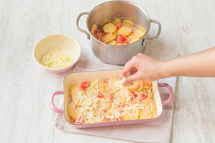 Kartoffel-Tomaten-Mischung mit der Hälfte des Mozzarellas bedecken