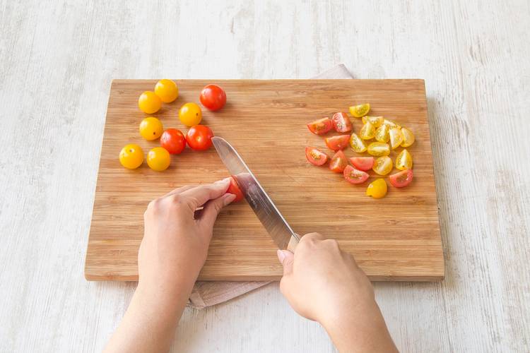 Tomaten waschen, trocknen und vierteln