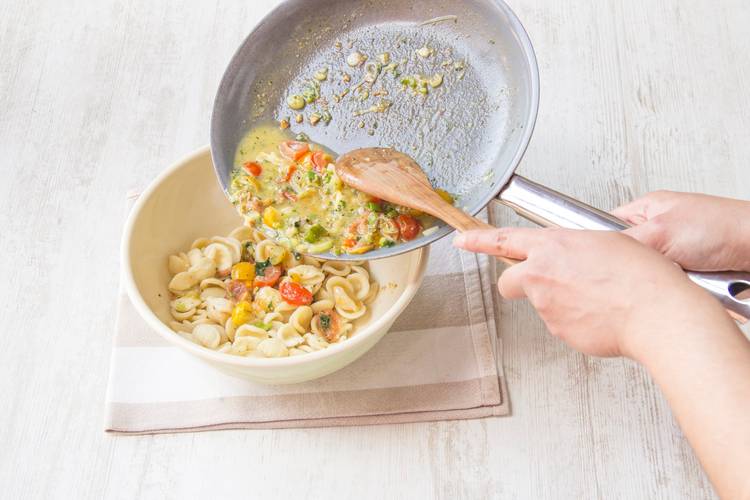Pistazien-Minz-Pesto auf tiefen Tellern verteilen