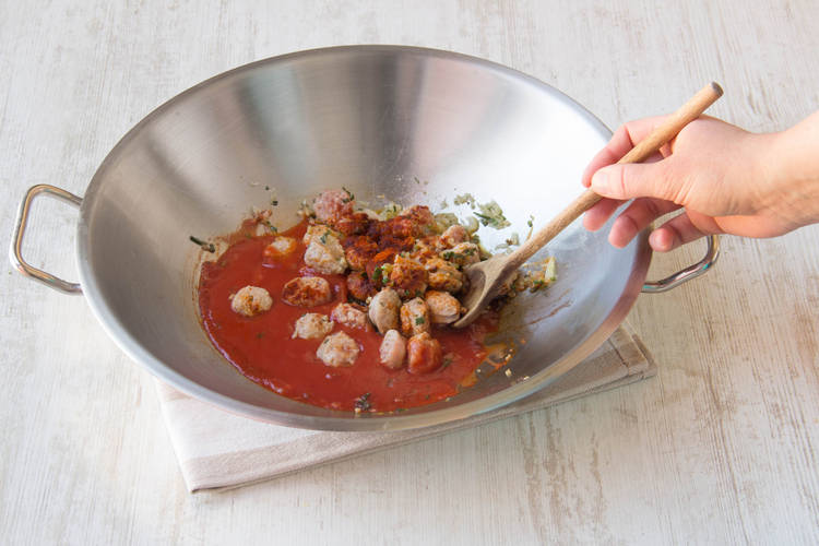 Voeg de tomatenpuree toe aan de worst