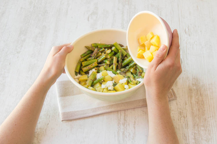 Voeg de aardappelen bij de asperges