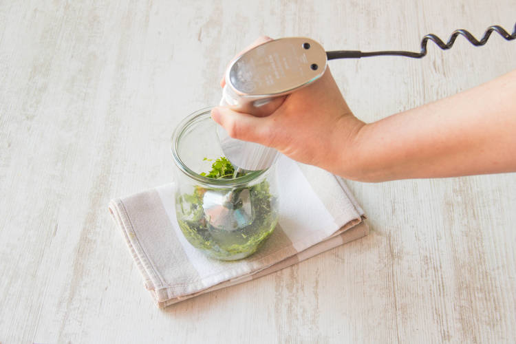 Pureer de rucola met de extra vierge olijfolie
