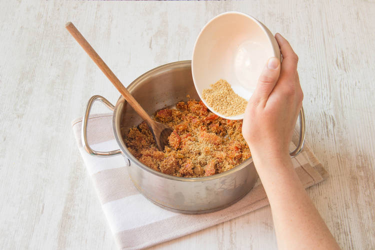 Schenk de bouillon over de couscous
