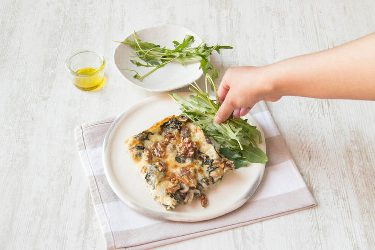 Verdeel de lasagne over de borden en serveer met de rucola