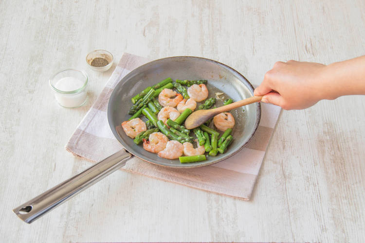Fry prawns and asparagus