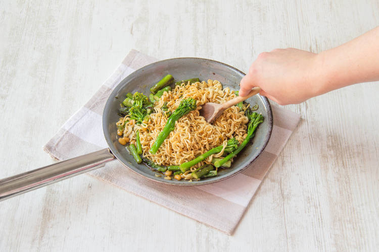 Add the noodles, the broccoli and the sauce to pan