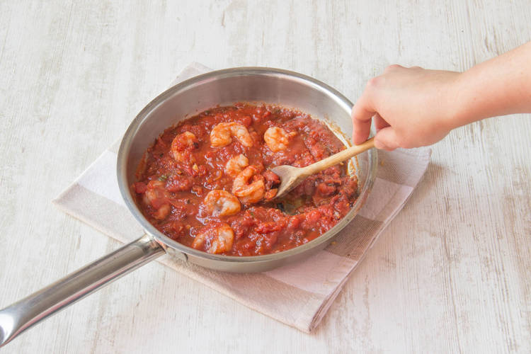Cook prawns in sauce