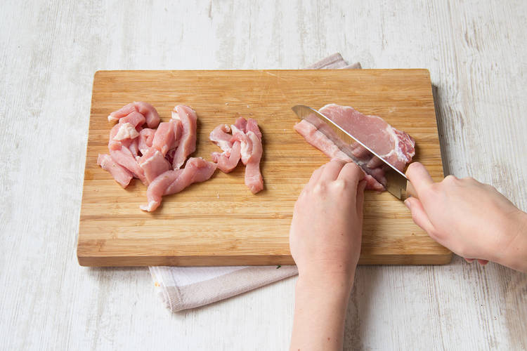 Fleisch quer in ca. 1 cm dicke Streifen schneiden