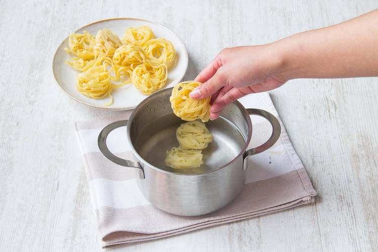 Pasta ins kochende Wasser geben