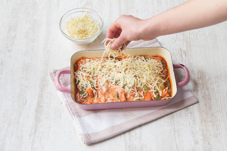 Mit Gratin-Käse bestreuen
