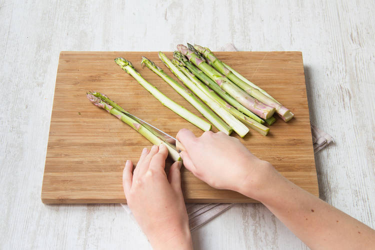 Spargel längs halbieren