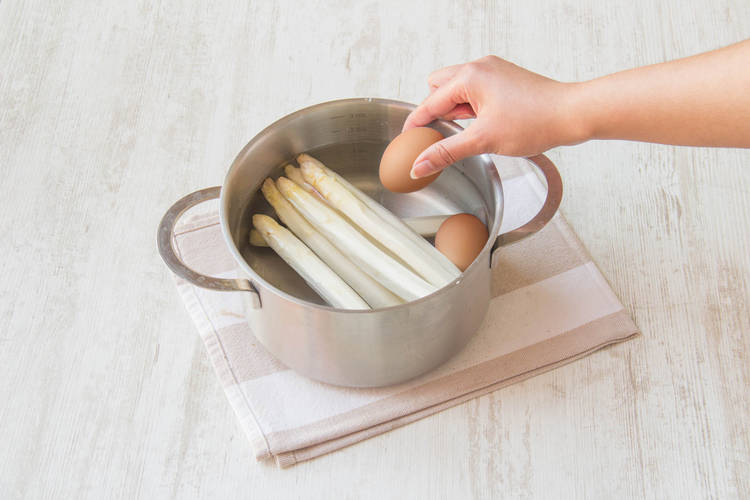 Kook de eieren met de asperges mee