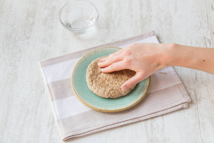 Besprenkel de pitabroodjes met water