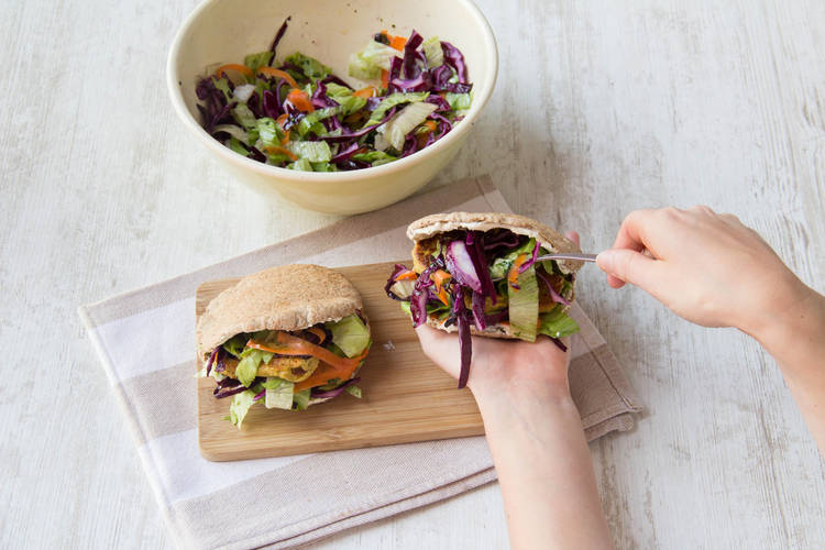 Beleg de pitabroodjes naar wens met de labne, falafel en salade