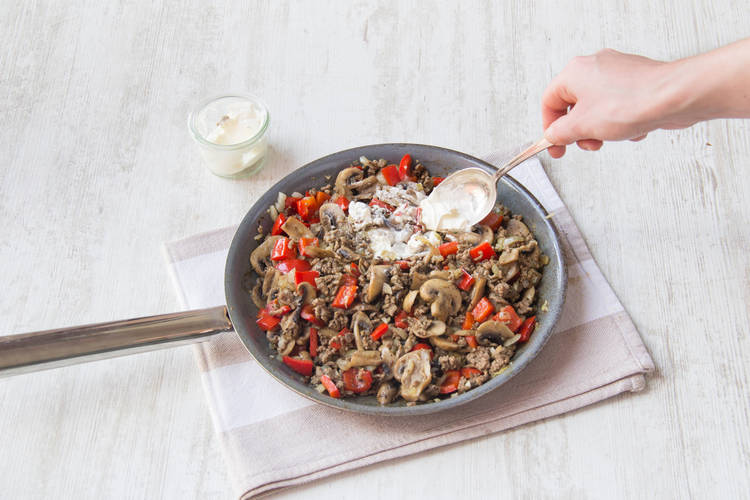 Voeg de ui en knoflook toe aan het kipgehakt en bak
