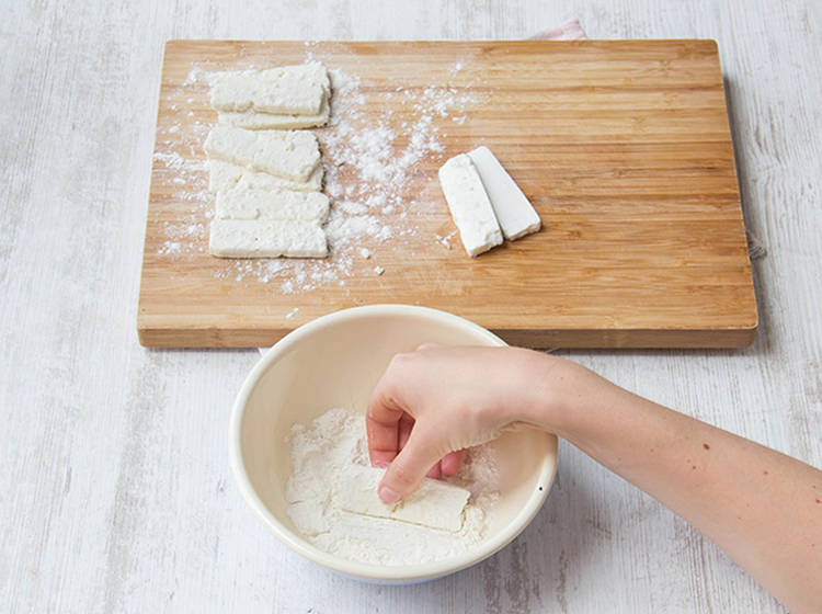 Feta in Mehl wälzen