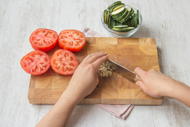 Snijd de tomaat en courgette
