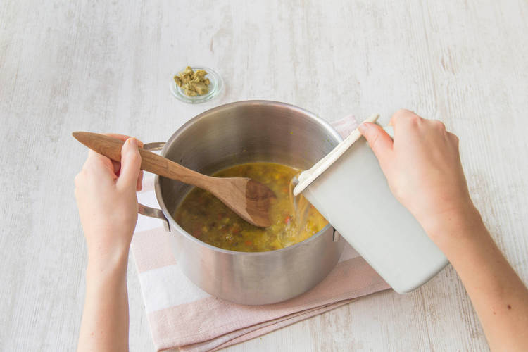 Voeg de bouillon toe