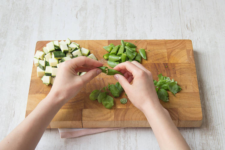 Halve sugar snap peas