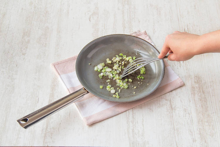 Fry garlic, ginger and whites of spring onion