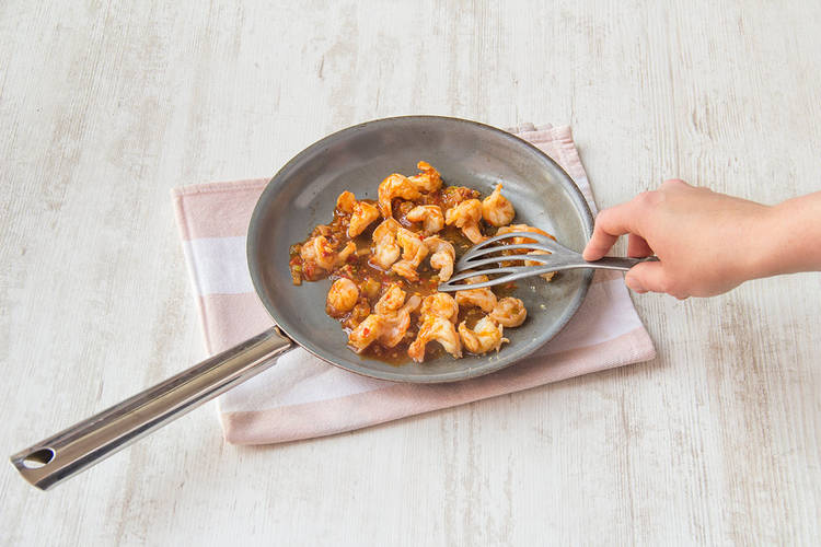 Fry prawns in chilli bean paste