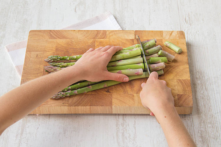 Snijd de onderste 2 cm van de asperges