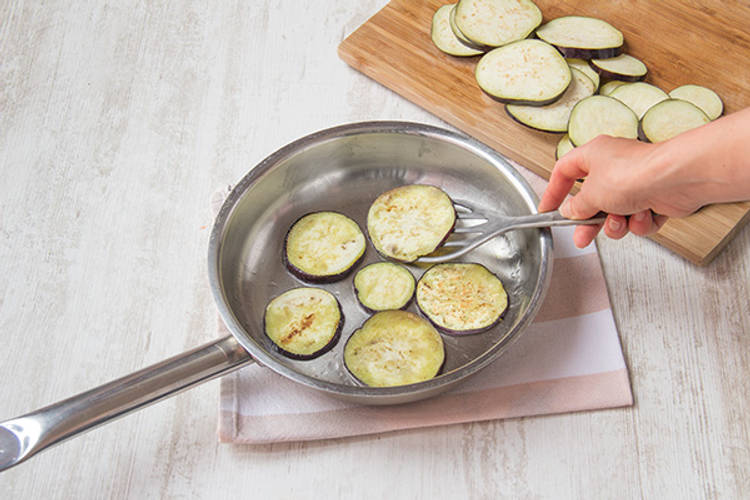 Bak de aubergine 2 - 3 minuten aan elke kant