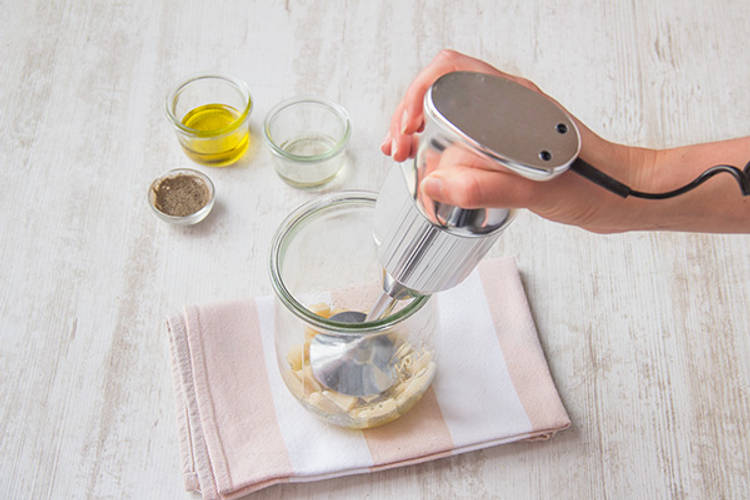 Maak met een staafmixer of blender de pesto