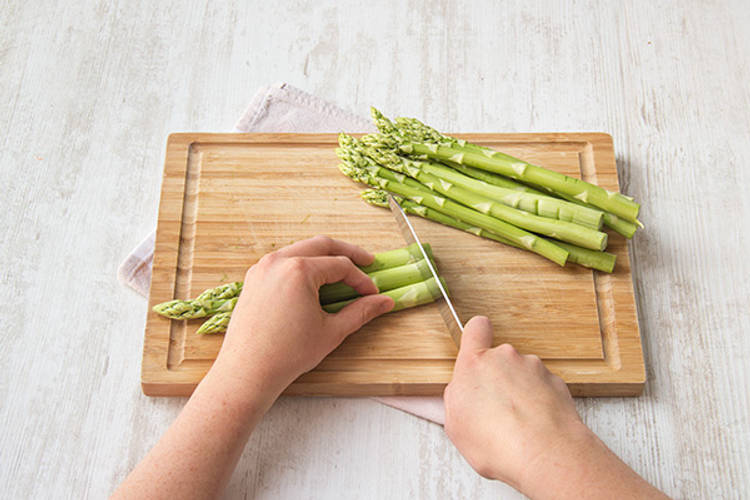 Verwijder ondertussen de onderste 2 cm van de asperges