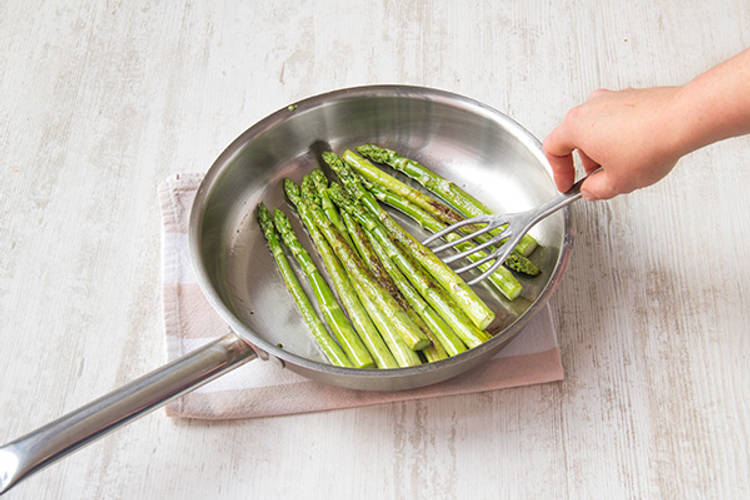 bak de asperges 8 - 10 minuten rondom