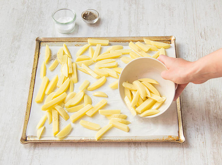 Pommes auf Backblech verteilen