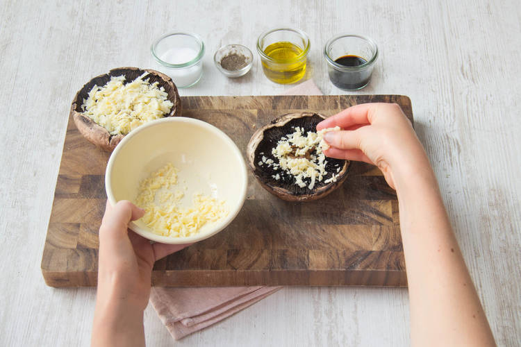 Pilze mit Käse füllen