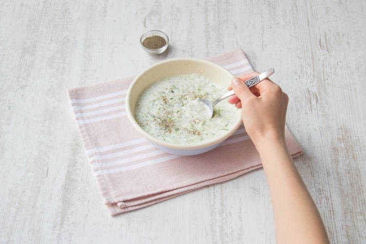 Gurken-Joghurt-Raita zubereiten