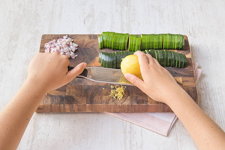 Snijd de sjalot en courgette.