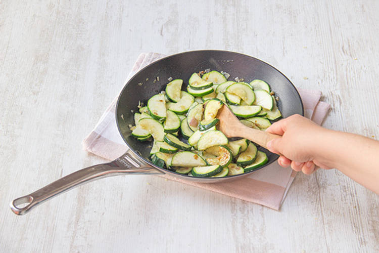 Fruit de sjalot en bak de courgette.