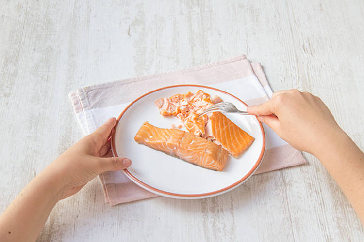 Verdeel de zalm in kleinere stukken.